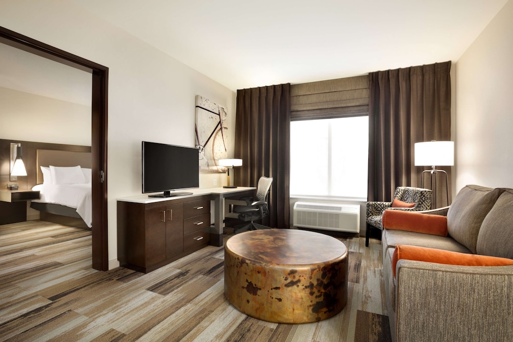 Suite, 1 King Bed, Accessible, Bathtub photo 1