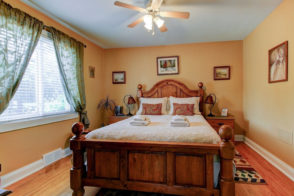 Main Floor Suite, 2 Bedrooms, Ensuite (Ground Floor)