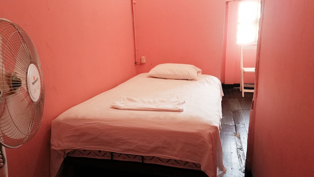 Basic Single Room, 1 Large Twin Bed, Private Bathroom photo 1
