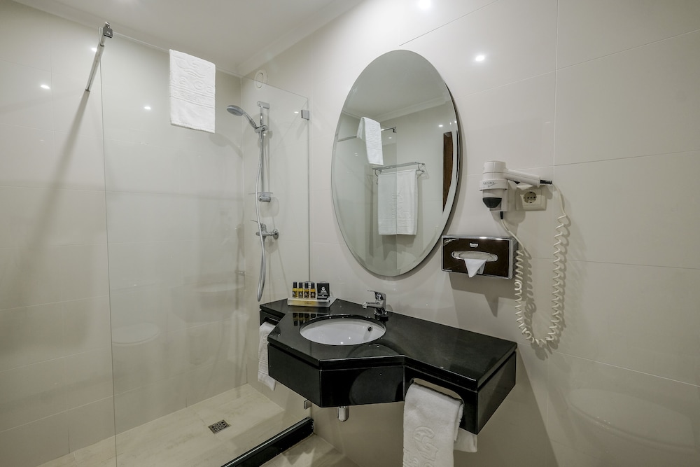 Twin Room, Sea View (3 Adults) - Photo 7