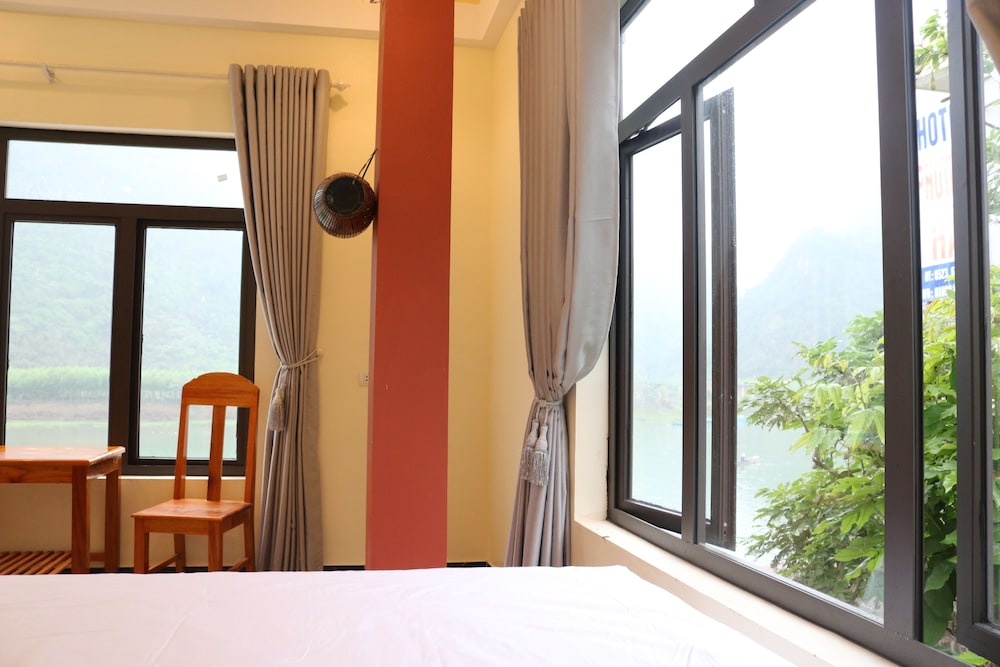 Deluxe Double Room, River & Mountain View photo 2