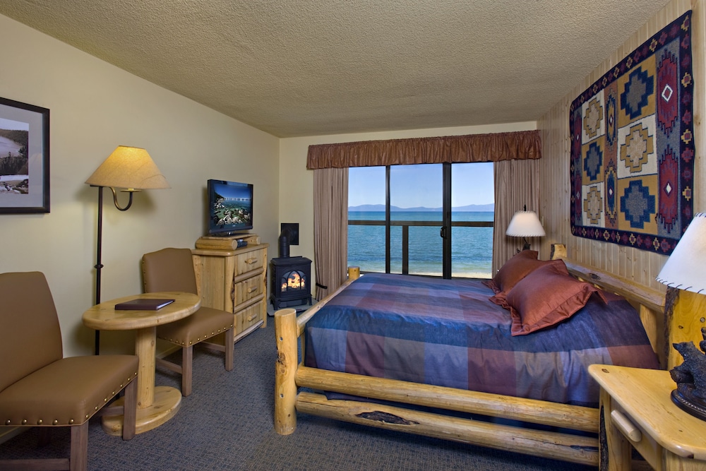Standard Room, 1 Queen Bed, Lake View (Balcony or Patio) - Photo 5