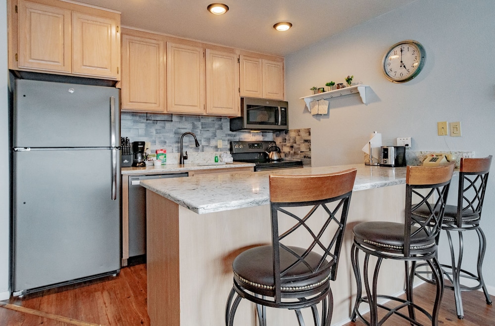 Deluxe Condo, 1 Queen Bed with Sofa bed, Bay View (Bay Front 1 Bedroom Queen Suite Condo) photo 3