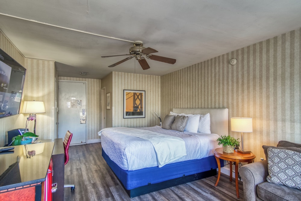Premium Room, 1 King Bed with Sofa bed, Balcony, Partial Ocean View - Photo 5