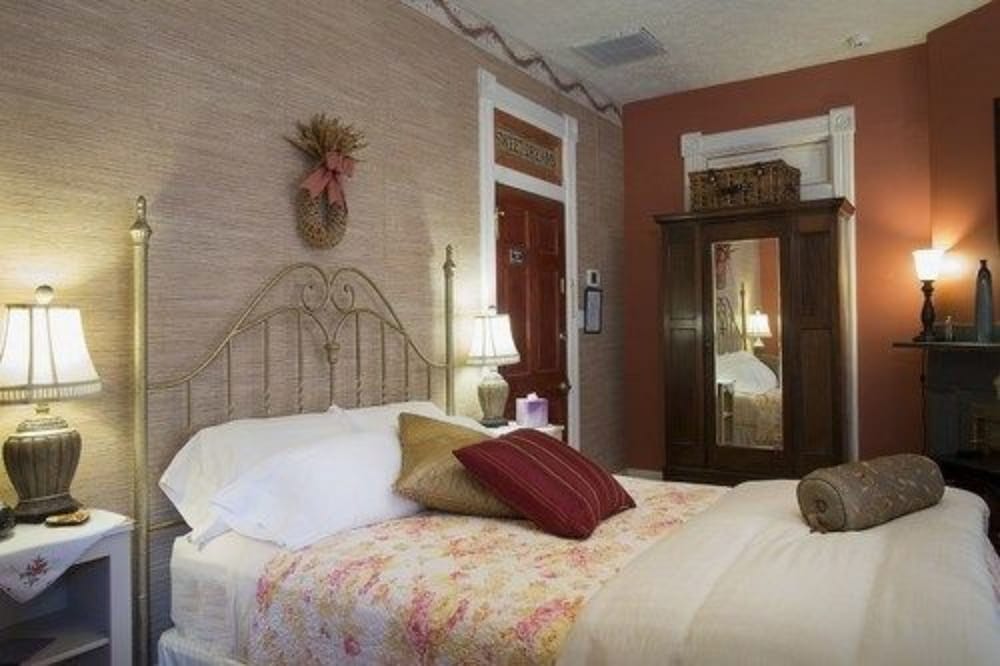 Luxury Room, 1 Queen Bed, Private Bathroom (Writers Retreat) photo 1