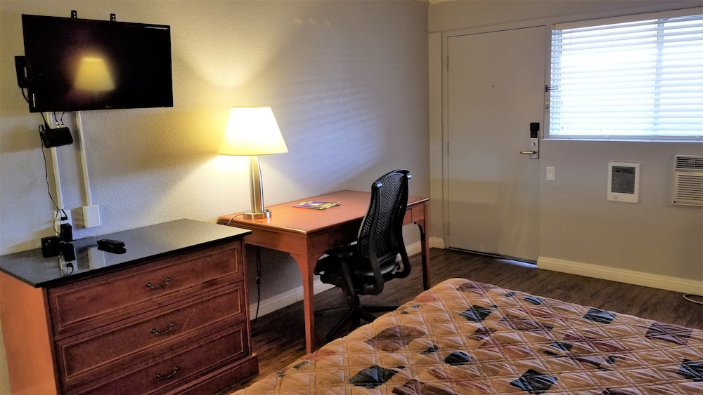 Basic Single Room, 1 King Bed, Smoking photo 3