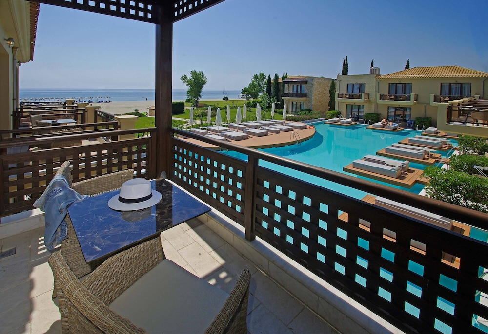 Executive Double Room, Poolside photo 3