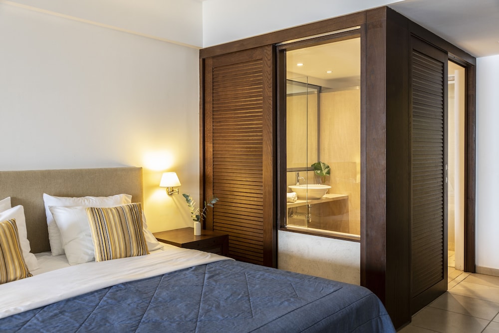 Deluxe Twin Room Swim-Up Side Sea View