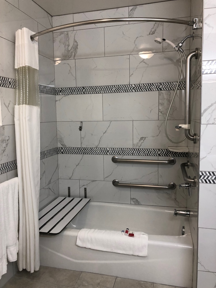 Standard Room, 1 King Bed, Accessible, Non Smoking photo 2