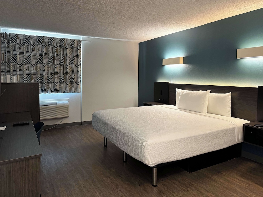 Standard Room, 1 King Bed, Accessible, Non Smoking - Photo 1