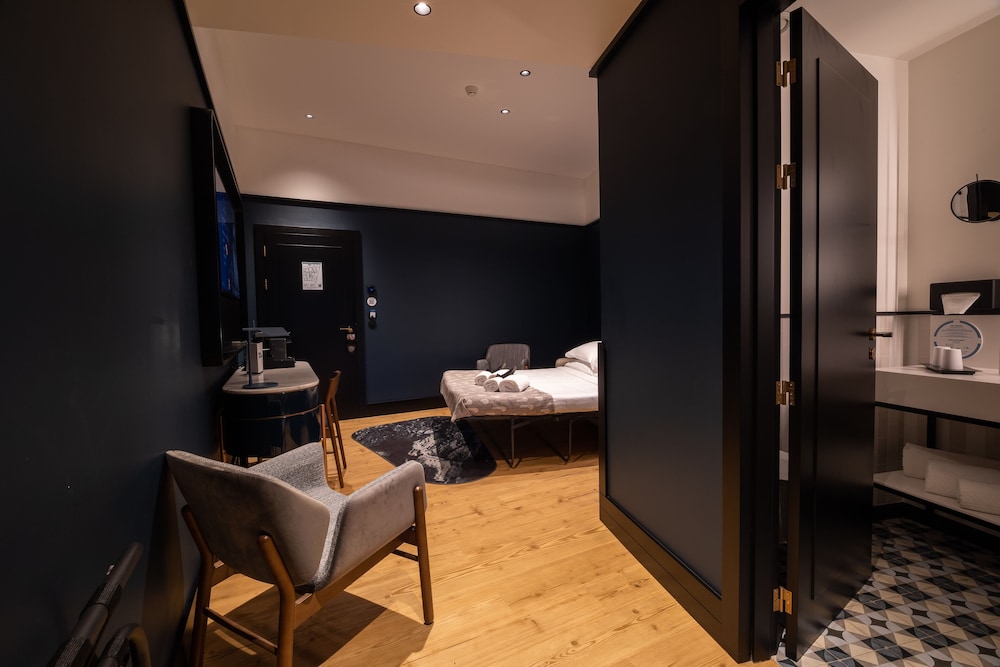 Triple Suite - Photo 5