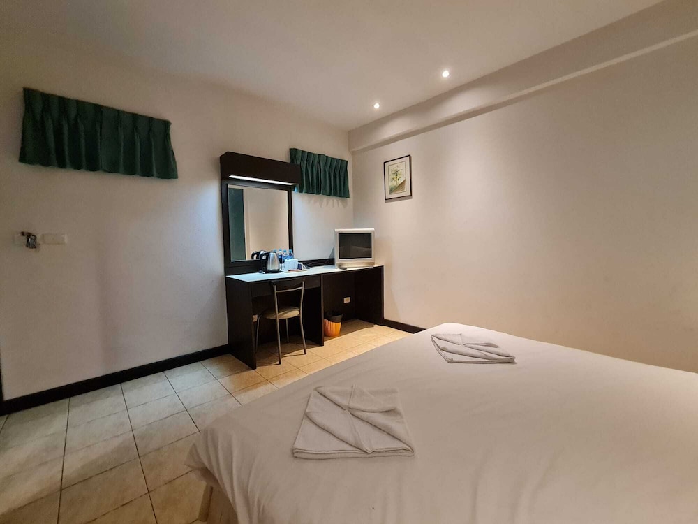 Standard Double or Twin Room - Photo 9