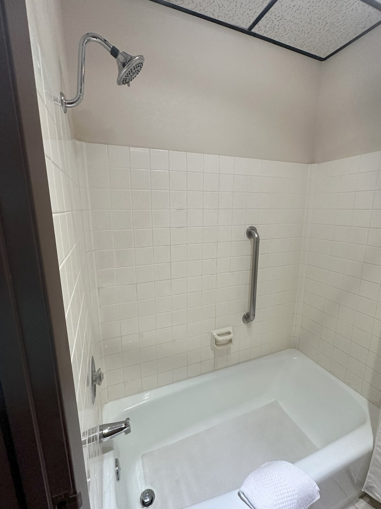 Room, 1 King Bed, Non Smoking (Upgrade) - Photo 9