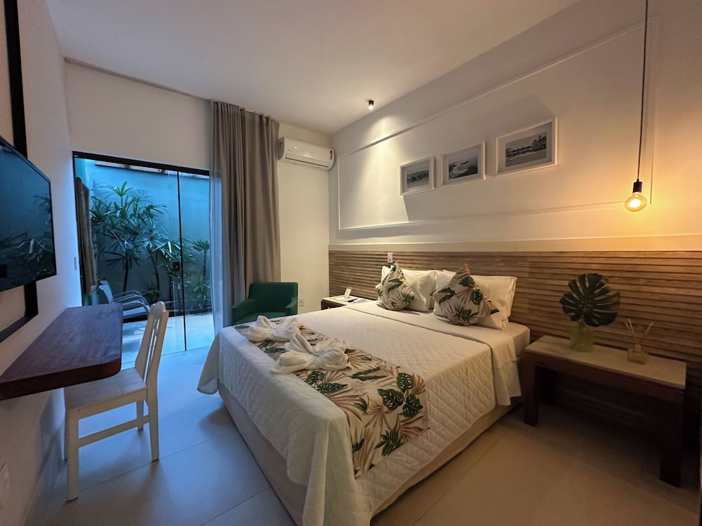 Deluxe Room, 1 Queen Bed photo 3