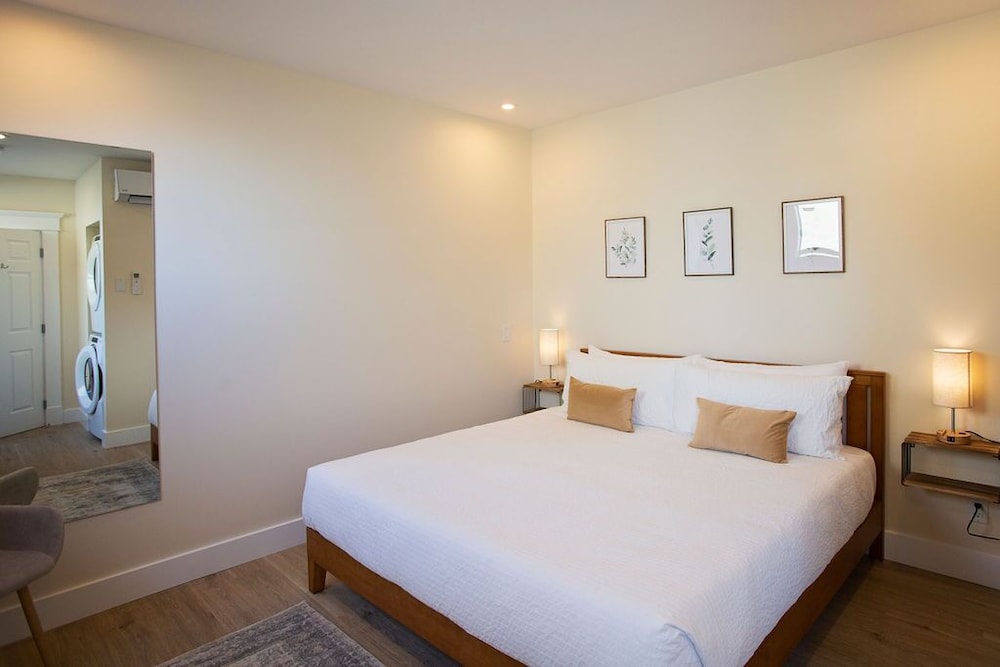 Deluxe Suite, 1 Bedroom, Balcony, Lake View photo 2
