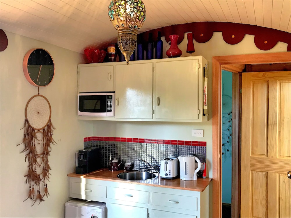 Romantic Single Room, 1 Queen Bed, Ensuite, River View photo 3