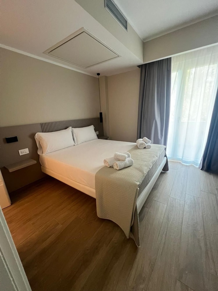 Comfort Room, Balcony, Partial Sea View