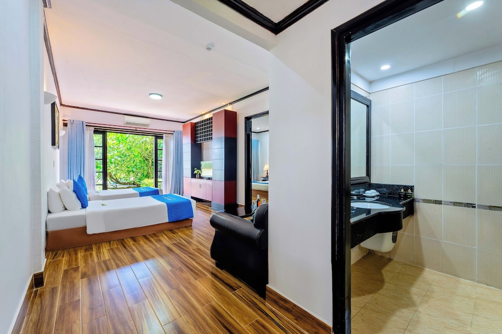 Family Room, 2 Bedrooms photo 2