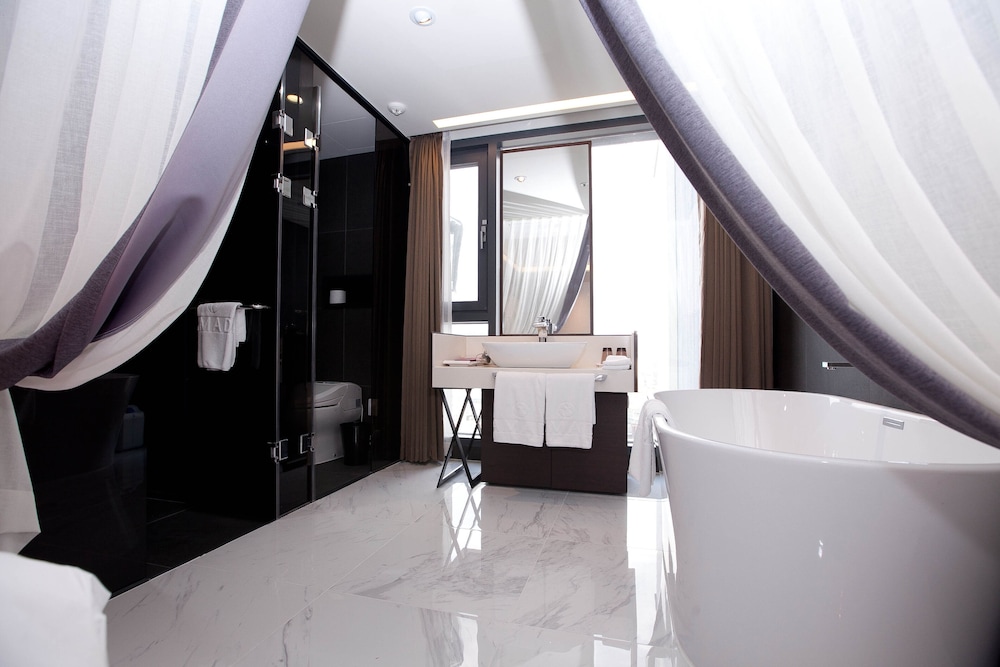 Premier Twin Room, Non Smoking photo 2