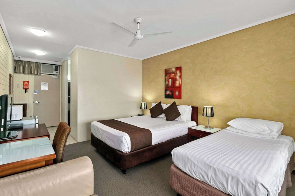 Suite, Non Smoking (1 Queen Bed, Non-Pet Friendly) photo 2