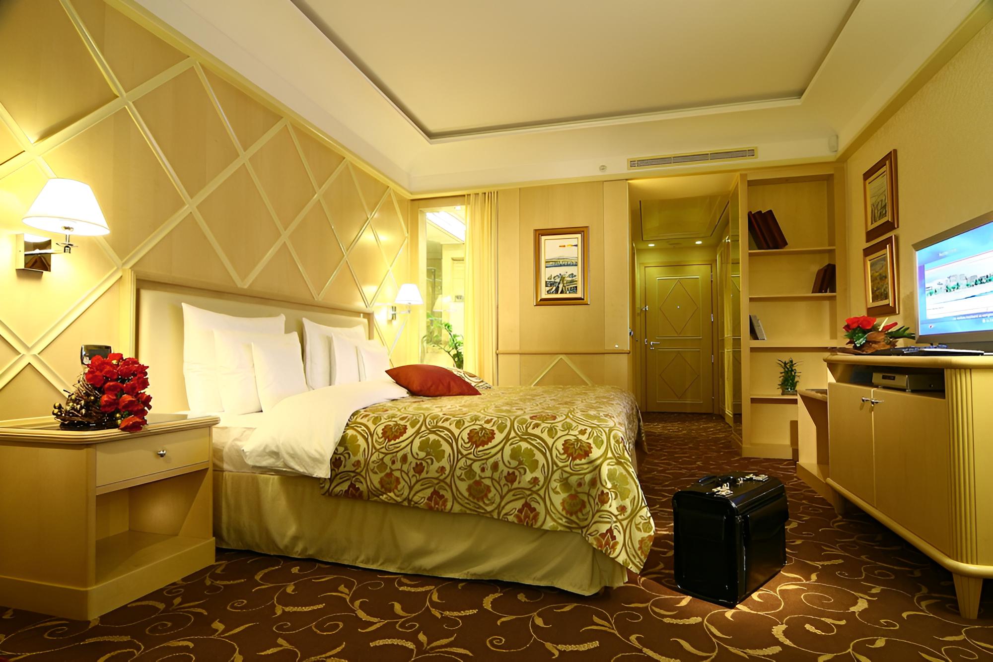 Superior Double or Twin Room, Balcony, Pool View - Photo 1