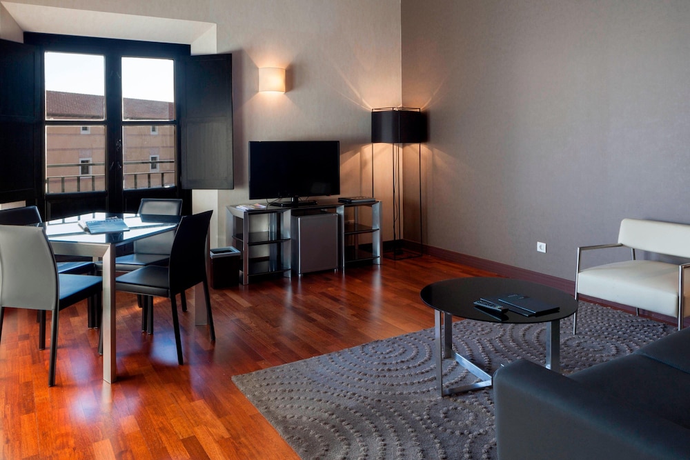Suite, 1 King Bed thumbnail 6