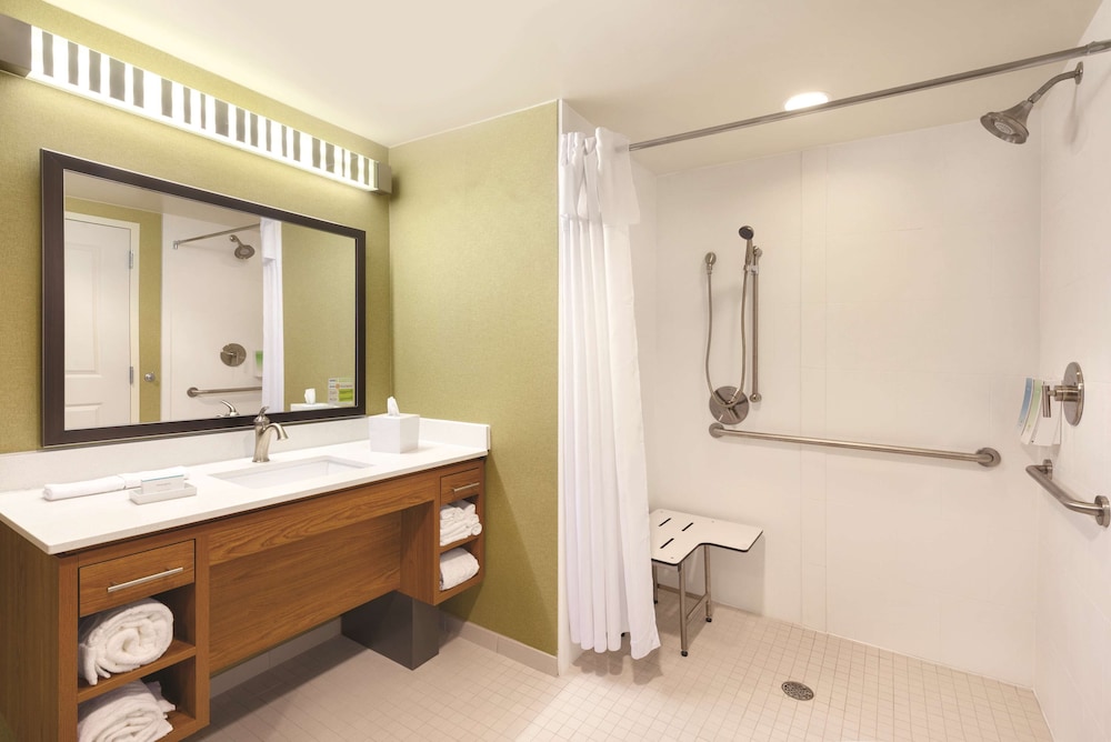 Studio, 1 King Bed, Accessible (Roll-in Shower)