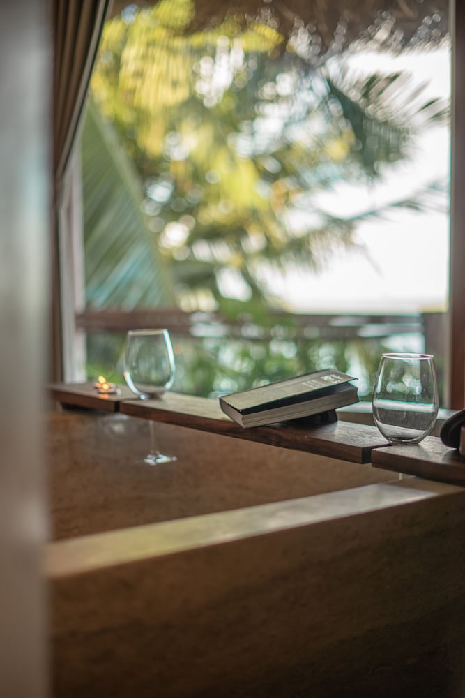 Studio Suite, 1 Queen Bed, Terrace, Lagoon View thumbnail 5