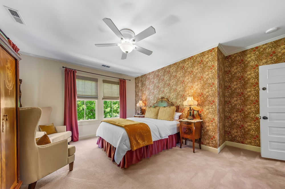 Deluxe Room, 1 Queen Bed, Private Bathroom (The King George III Suite) photo 3