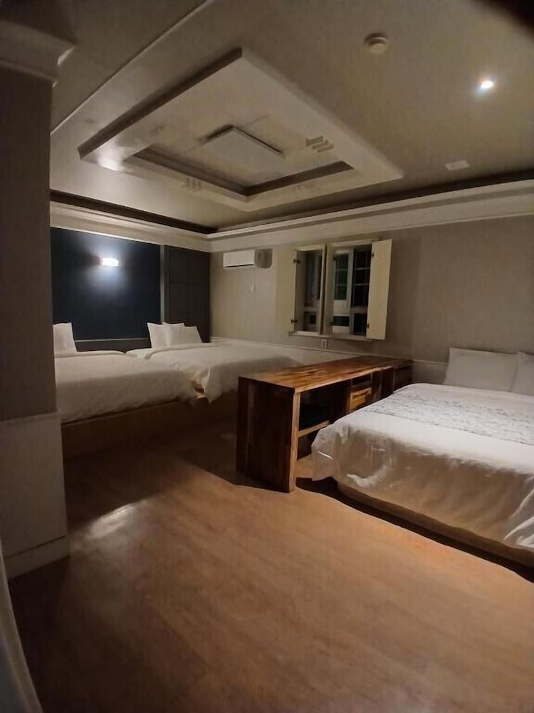 Family Room (6-person room with private bathtub)