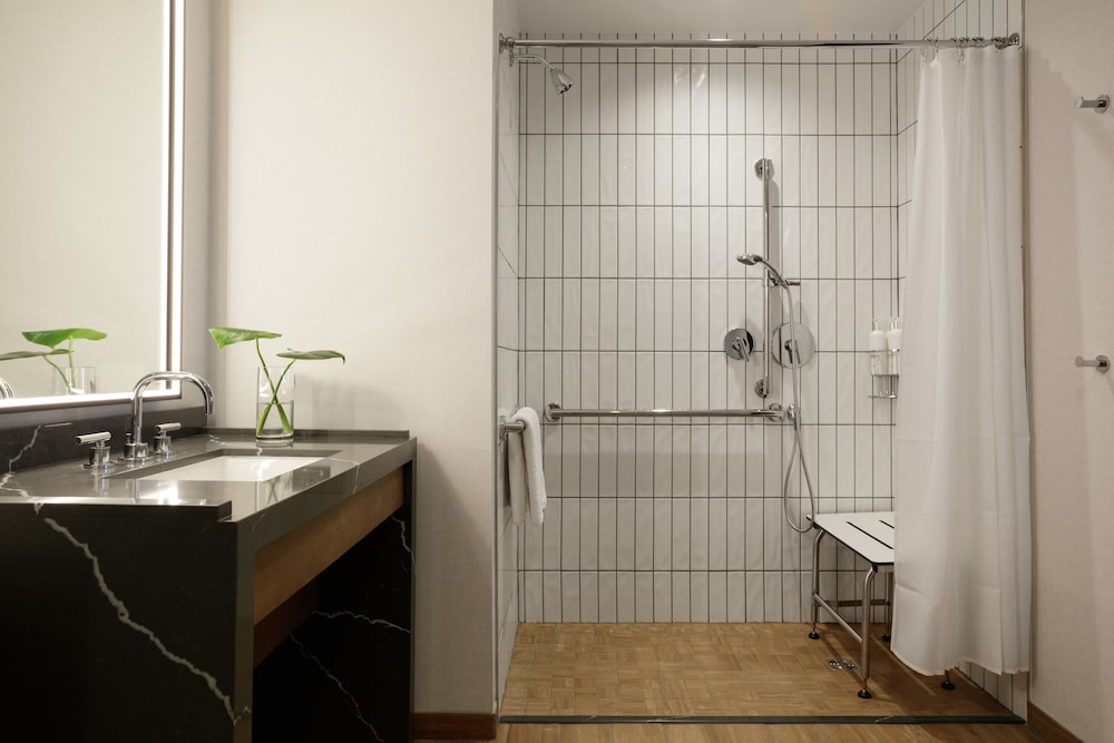 Premium Room, 2 Queen Beds, Roll-in Shower (Mobility) - Photo 6