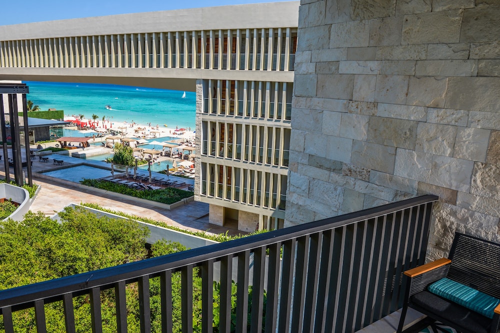 Club Partial Ocean View Room With 2 Queen Beds