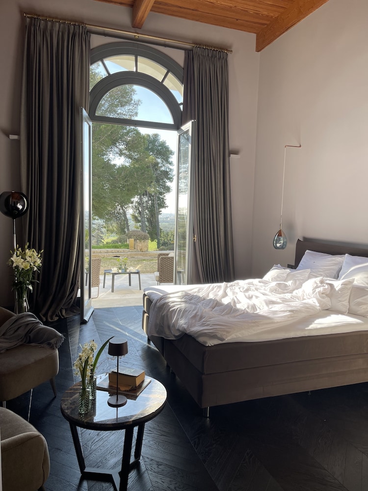 Luxury Room, 1 King Bed, Valley View, Slope side photo 2
