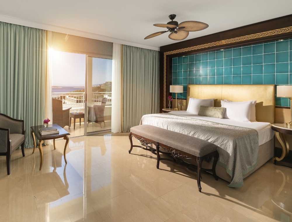 Superior Suite, 1 King Bed, Garden View