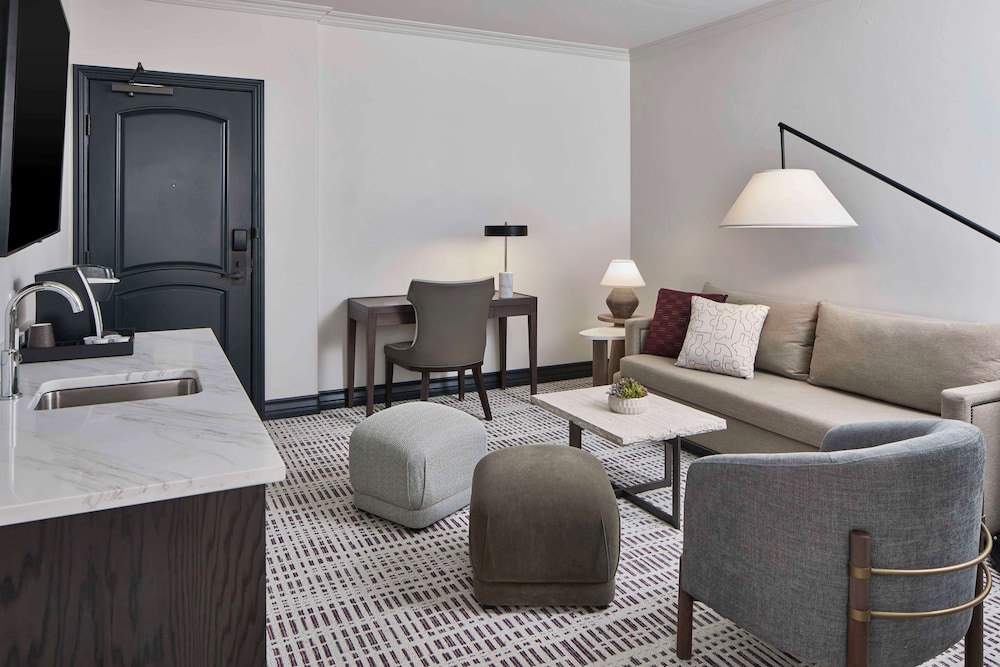 Suite, 1 Bedroom, Balcony - Photo 4