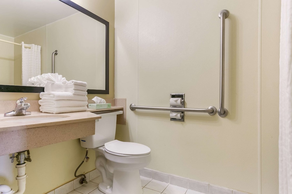 Standard Room, 1 King Bed, Accessible, Smoking (1st Floor) photo 2