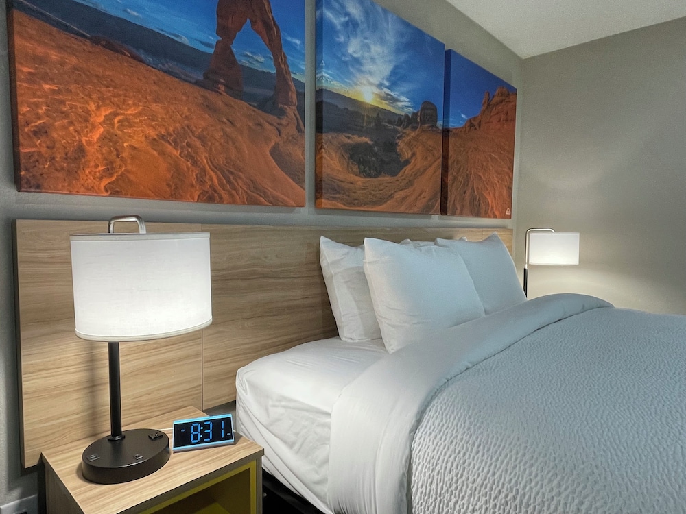 Room, 1 King Bed, Non Smoking photo 3