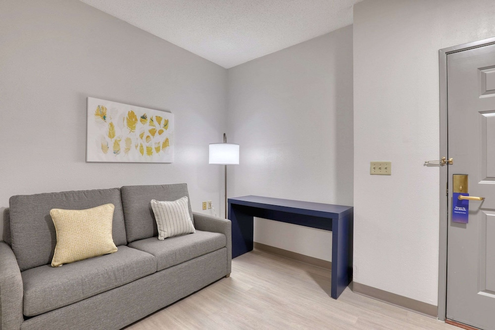 2 Queen Beds - Accessible - Poolside