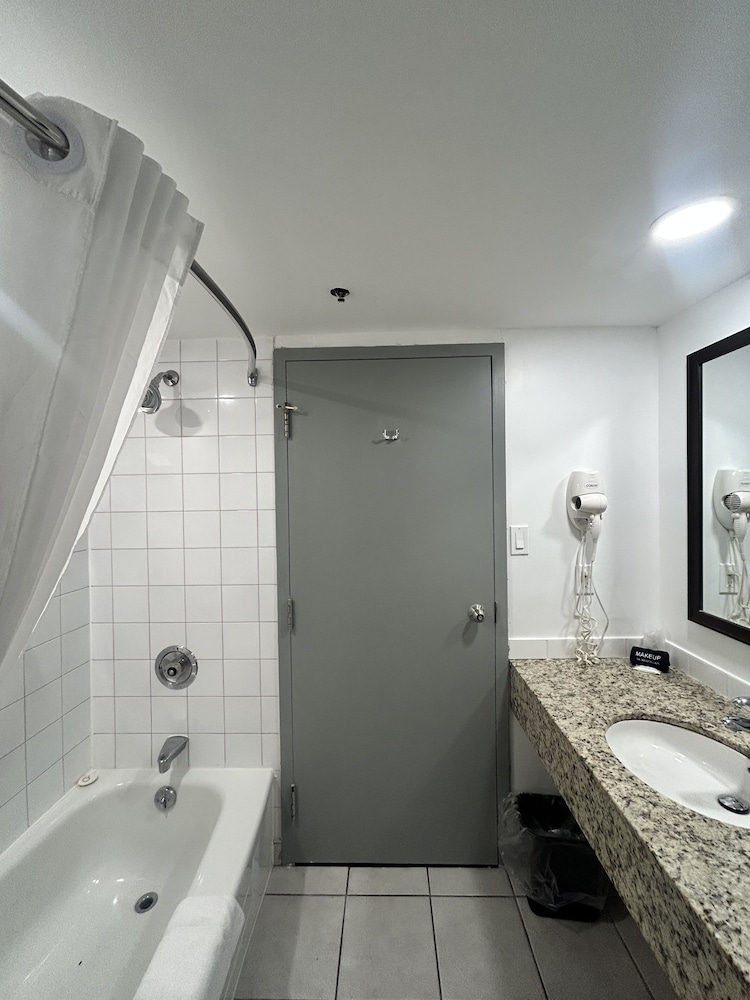 Basic 1 Queen Bed Studio - Conference Centre - Photo 2