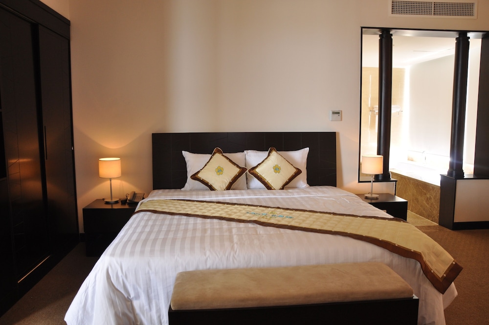 Premier Suite, 1 King Bed, City View photo 2