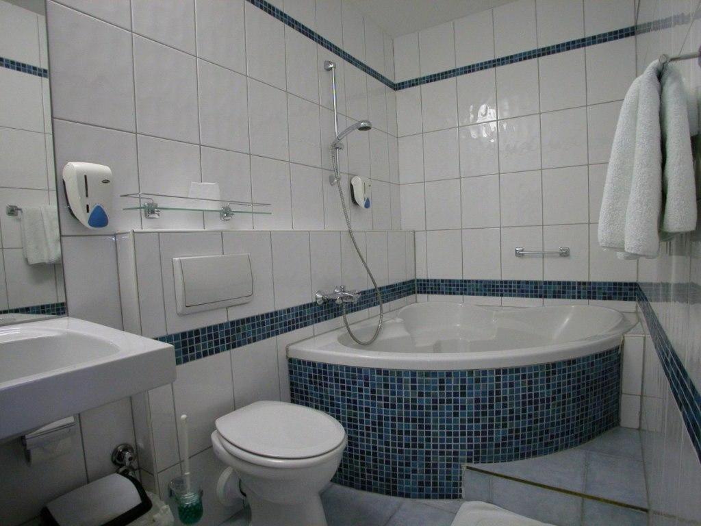 Family Room - Photo 2