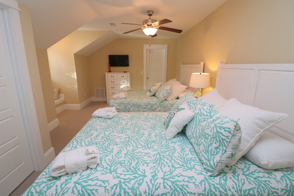 Townhome, 4 Bedrooms & 4 Bathrooms photo 2