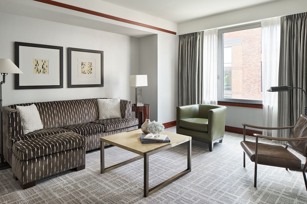 Suite, 1 King Bed with Sofa bed (Mobility Accessible, Tub) - Photo 2