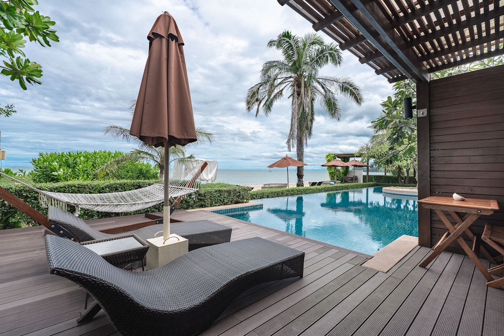Beachfront Pool Access Suite - Photo 8