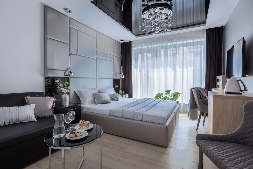Romantic Double Room, 1 Queen Bed, Refrigerator photo 1