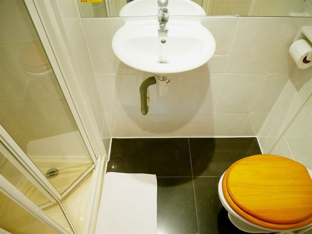 Standard Quadruple Room, Ensuite photo 3