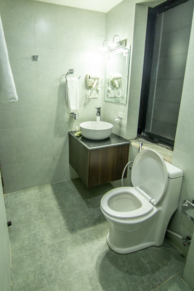 Deluxe Double Or Twin Room - Photo 18