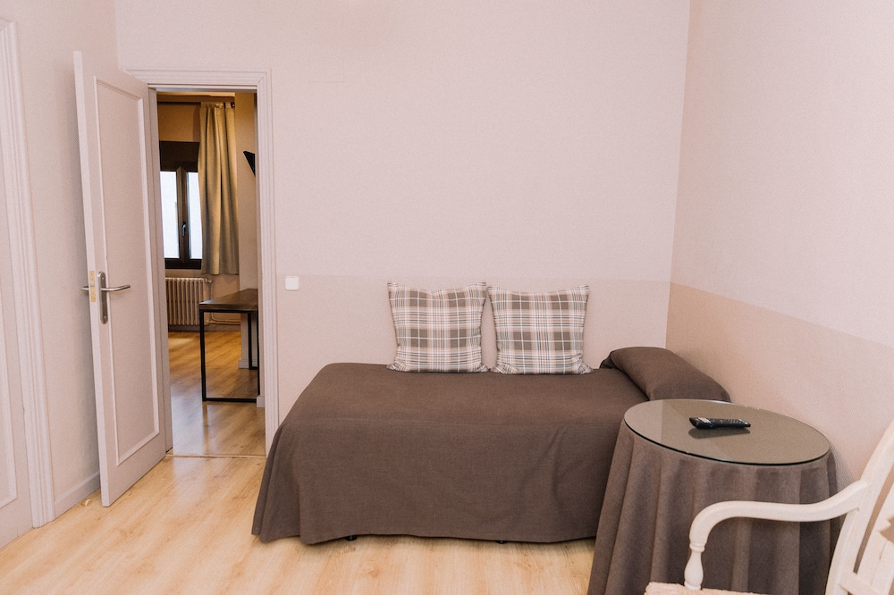 Triple Room (2 adults + 1 child) - Photo 7