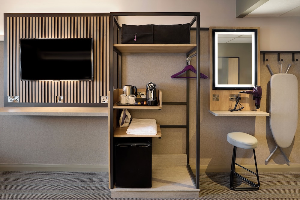 Superior Double Room, Roll-in Shower thumbnail 5