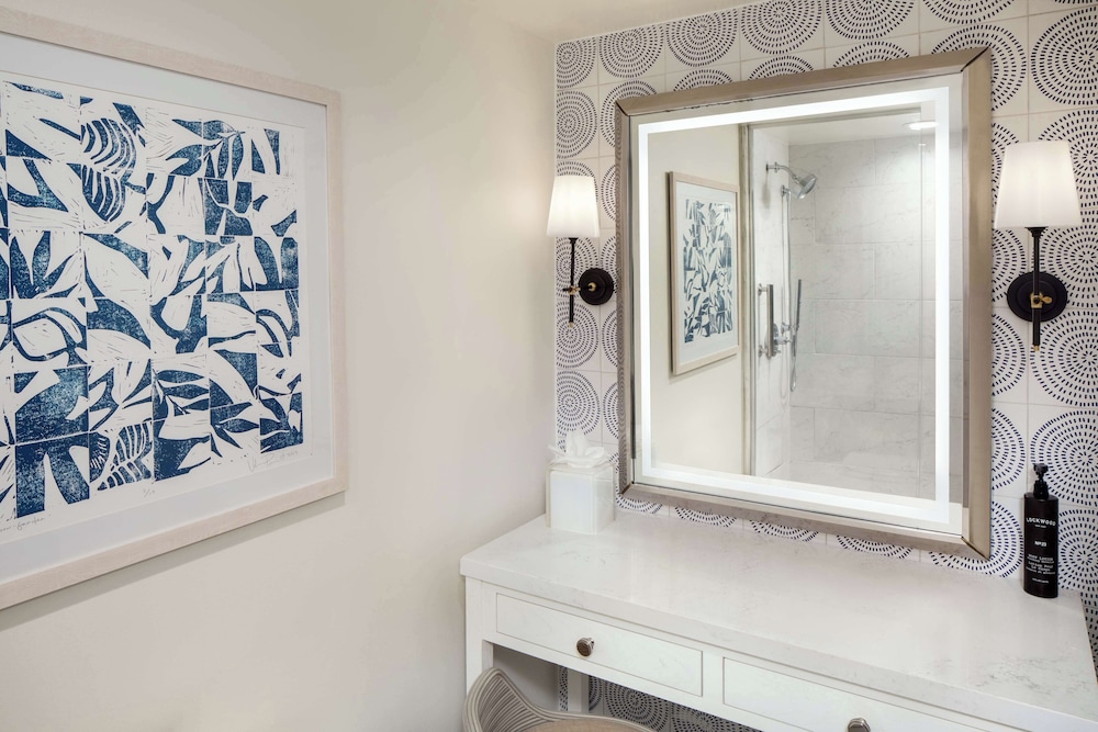 Suite, 1 King Bed, Partial Ocean View - Photo 5